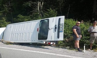 Prevrnuo se kombi sa putnicima iz Slovenije (FOTO)