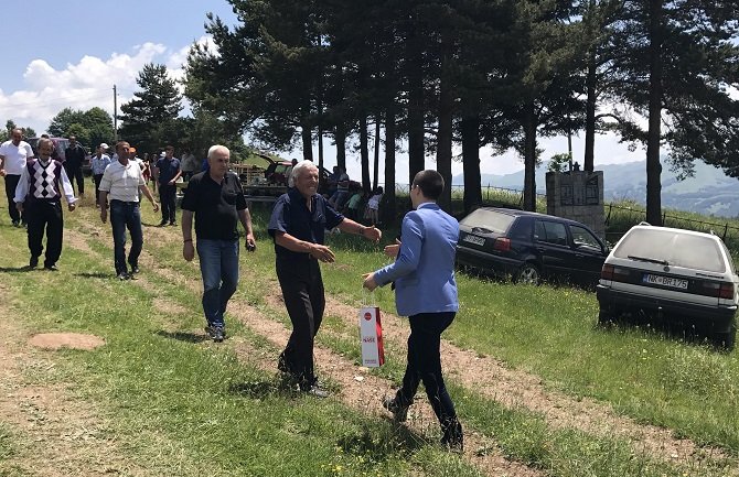 Demokrate od svojih plata pomažu obnovu osnovne škole na Slatini