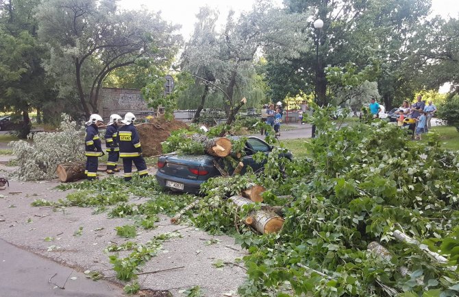 Nevrijeme pogodilo Poljsku: Najmanje 7 osoba povrijeđeno, 460 zgrada oštećeno