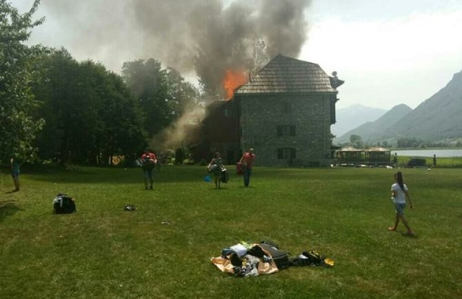 Plav: U požaru izgorio hotel 