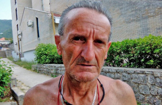 Baošići:Turistkinja zaboravila torbu na štandu, sjutradan je dobila nazad