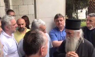 Amfilohije ispred Skupštine: Crna Gora je naša majka, njoj služimo