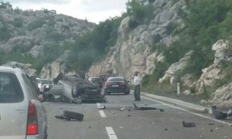 Nezgoda na putu CT-BD, auto završilo na krovu