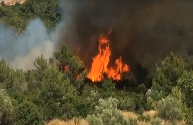 Požar u Tivtu: Vatra se širi prema kompleksu Luštica Bay (VIDEO)