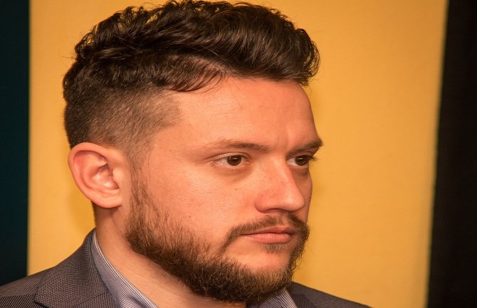 URA: Ukidaju naknade za majke, a sebi dodjeljuju bonuse