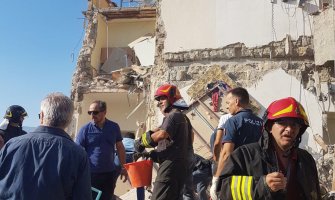 Srušila se stambena zgrada u Italiji, nekoliko osoba pod ruševinama