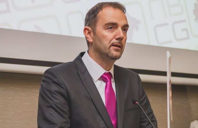 Policija i NBOCG: Neophodno na vrijeme registrovati vozilo