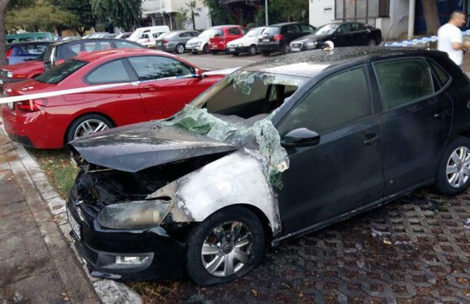 Zapaljen automobil u Baru