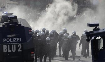 Hamburg gori, demostranti ispalili prvi metak