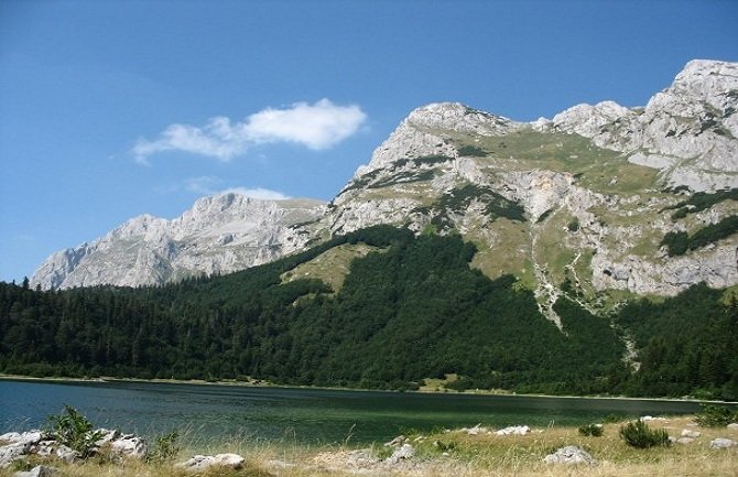 OVO jezero je “srce” prirode u podnožju planina