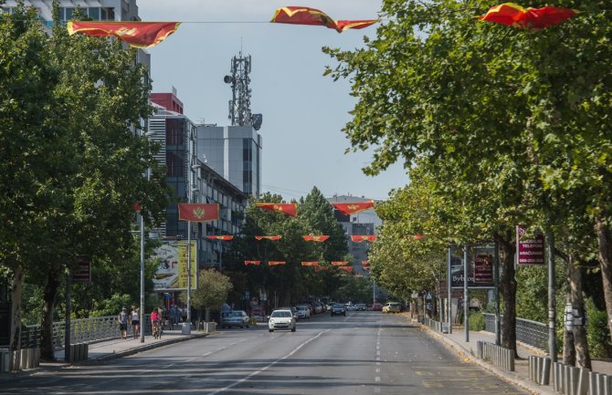 Neuobičajeno mirna atmosfera: Poluprazne ulice Podgorice na Dan državnosti