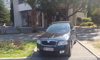 Za praznik se vozi službeno vozilo, još se nepropisno parkira