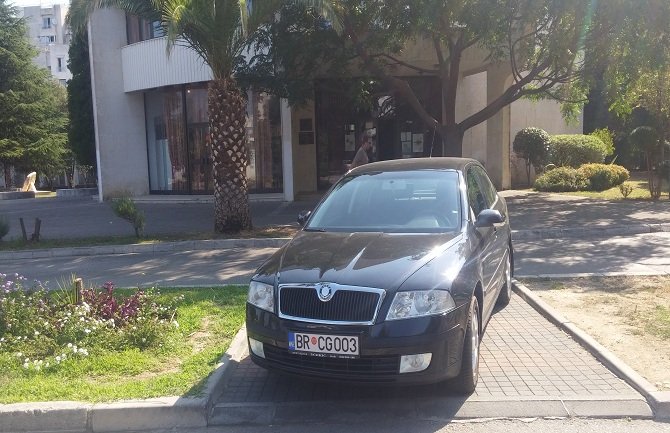 Za praznik se vozi službeno vozilo, još se nepropisno parkira