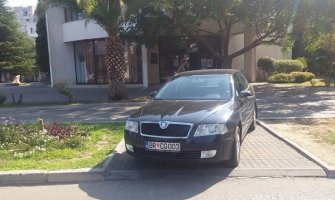 Primjer bahatosti , službeno vozilo parkirano poprečno na trotoaru