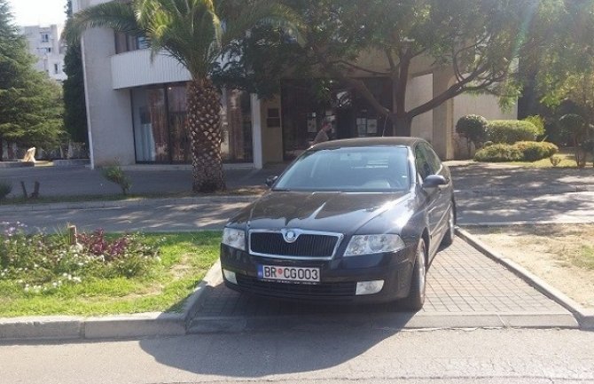 Primjer bahatosti , službeno vozilo parkirano poprečno na trotoaru