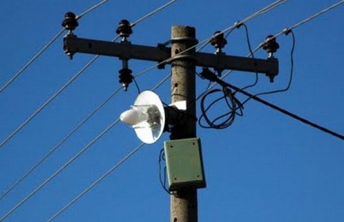 CEDIS: U požaru na području Pipera izgorjeli stubovi, pa došlo do nestanka struje