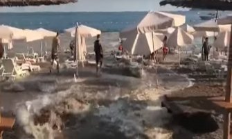 Pukla cijev i voda povukla dio plaže u Bečićima (VIDEO)