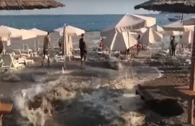 Pukla cijev i voda povukla dio plaže u Bečićima (VIDEO)