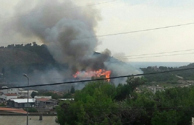 Požar u Sutomoru pod kontrolom, turisti odlazili, spavali na ležaljkama...