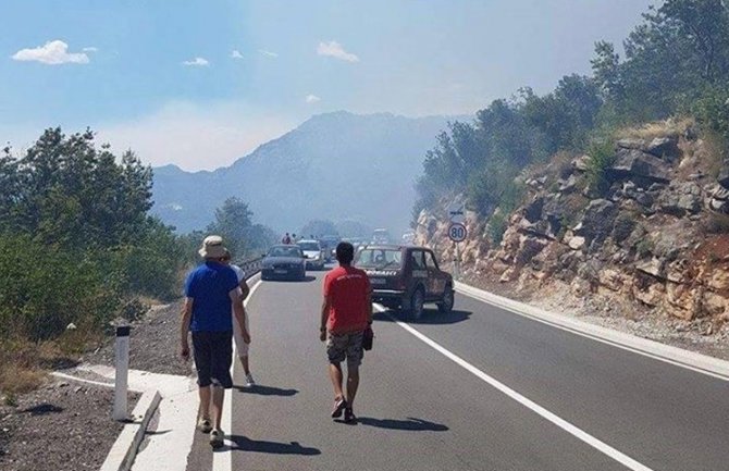 Prekinut saobraćaj Podgorica-Cetinje zbog požara