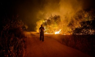 Borba sa požarima se nastavlja, u toku evakuacija Krašića, počinje gašenje vodenim bombama
