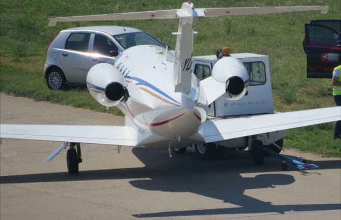 Nesvakidašnji sudar aviona i traktora na aerodromu 