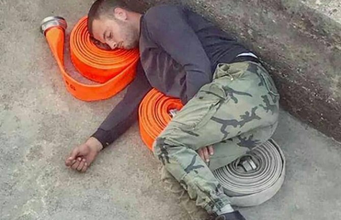 Hrabrost jednog dobrovoljca: Gasio požar sa vatrogascima pa od umora zaspao