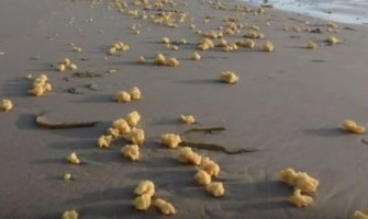 Niko ne zna šta je: Na obalu isplivala materija nepoznatog porijekla (VIDEO)