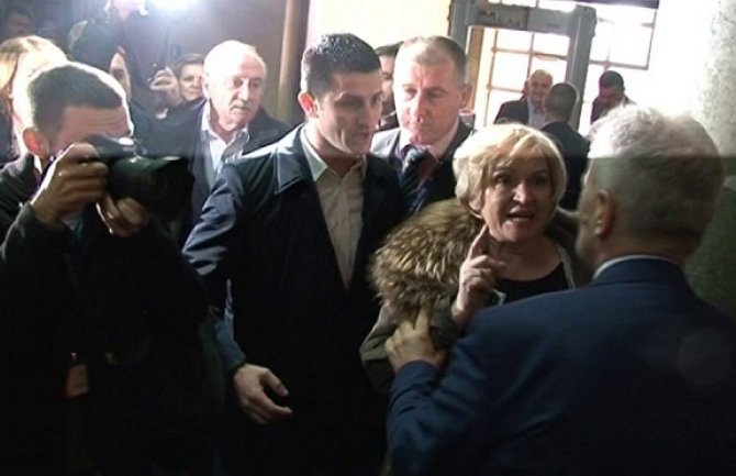 Zatraženo skidanje imuniteta za četiri poslanika DF-a zbog incidenta u holu Skupštine