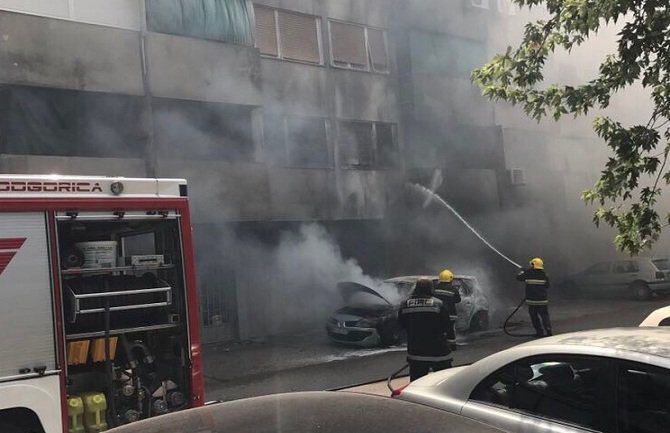 Podgorica: Automobil izgorio zbog tehničkog kvara (FOTO/VIDEO)