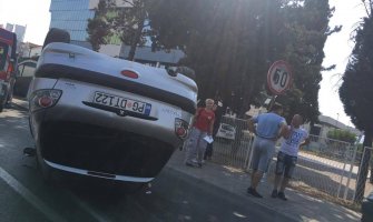 Podgorica: Saobraćajna nezgoda, automobil završio na krovu