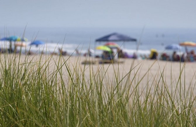 Pomoću ovog genijalnog trika sakrićete novčanik od lopova na plaži