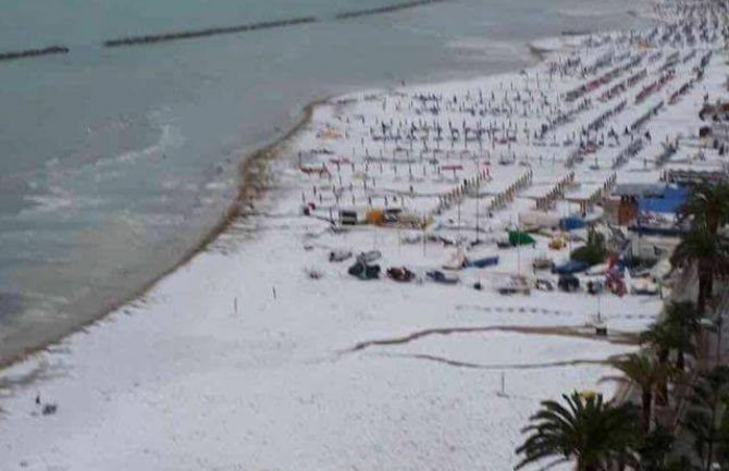 Plaže na Jadranu pobijeljele od grada (FOTO)(VIDEO)