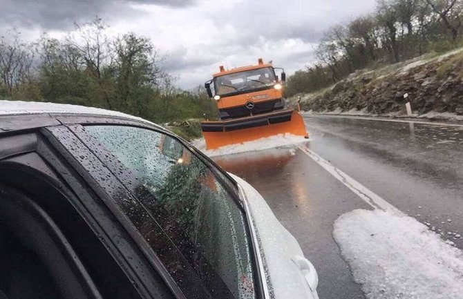 Veliko nevrijeme zahvatilo Istru: Snažan grad, na ulicama grtalice (VIDEO)