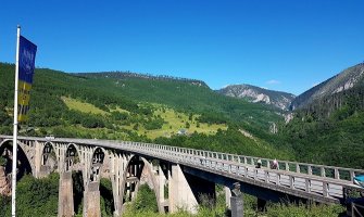 Otac dječaka koji je skočio sa mosta: Policajac se pripremao da spriječi skok, nepoznata djevojka ga je molila da siđe sa ograde