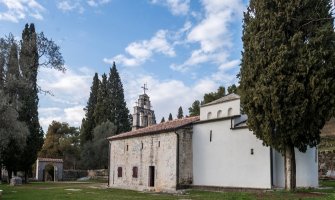 Mitropoliji zgrada pod Goricom ispod crkve