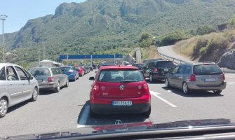 Kilometarske kolone na graničnim prelazima, ima onih koji pješke dolaze na odmor