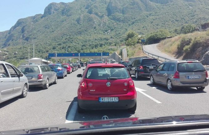 Kilometarske kolone na graničnim prelazima, ima onih koji pješke dolaze na odmor