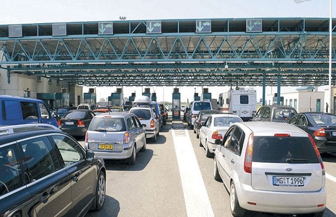 Mađari po 10 sati drže autobuse na granici