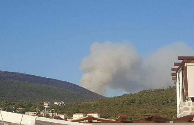 Požar na Luštici pod kontrolom, pomoć stiže i iz Hrvatske