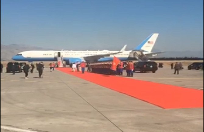 Pens otputovao za SAD, završio posjetu Crnoj Gori