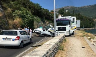 Stravičan udes u Herceg Novom, sudarili se kamion i automobil (FOTO/VIDEO)