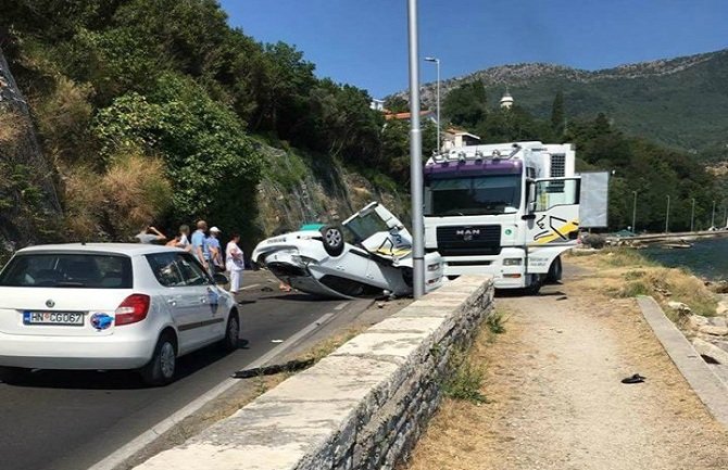 Stravičan udes u Herceg Novom, sudarili se kamion i automobil (FOTO/VIDEO)