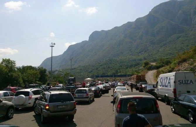 Bar: Pasarela bi smanjila gužve