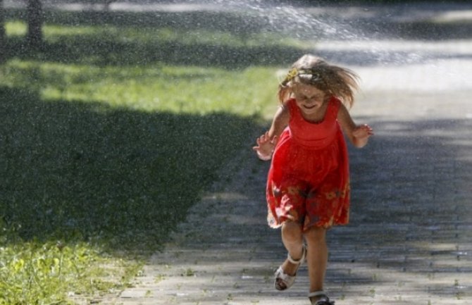 Oblačno, mjestimično kiša i pljusak sa grmljavinom