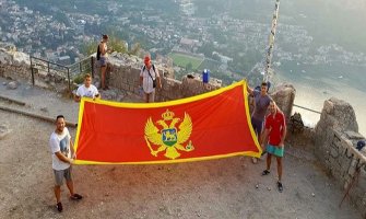 Zastava ponovo na svom mjestu