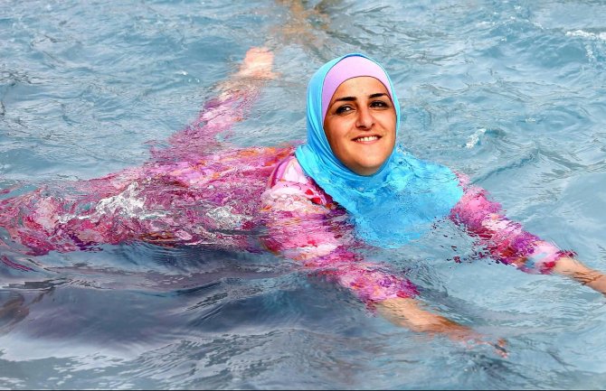 Zbog kupanja u burkiniju muslimanka morala da plati čišćenje bazena