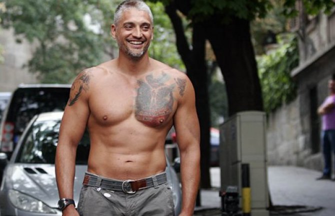 Izazovni političar u atraktivnom ljetnjem izdanju (FOTO)