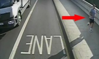 Policija traga za muškarcem koji je gurnuo ženu pod autobus (VIDEO)