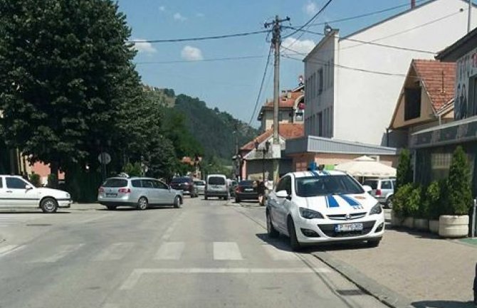 Čitaoci šalju: Nepropisno parkirano policijsko vozilo(FOTO)